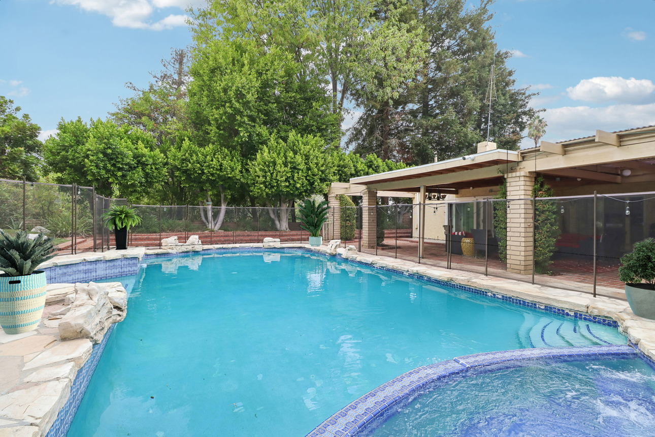 92-web-or-mls-18022_Lake_Encino_Dr_Lake_Encino_Dr-027_28-010-24_19_25